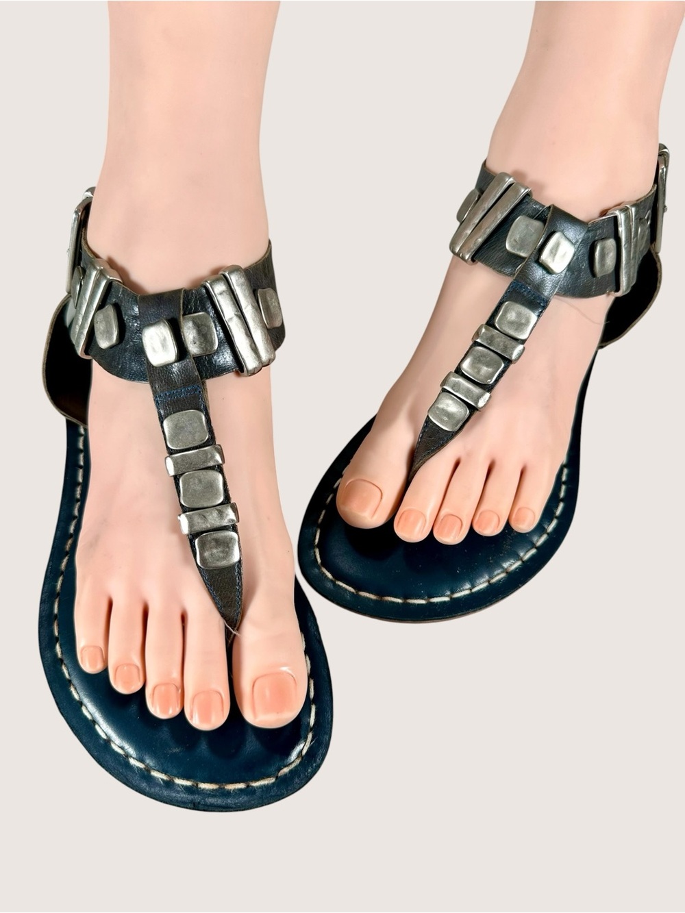 Bernardo Milan Women’s Flat T-Strap Leather Sandals - Picture 7 of 9